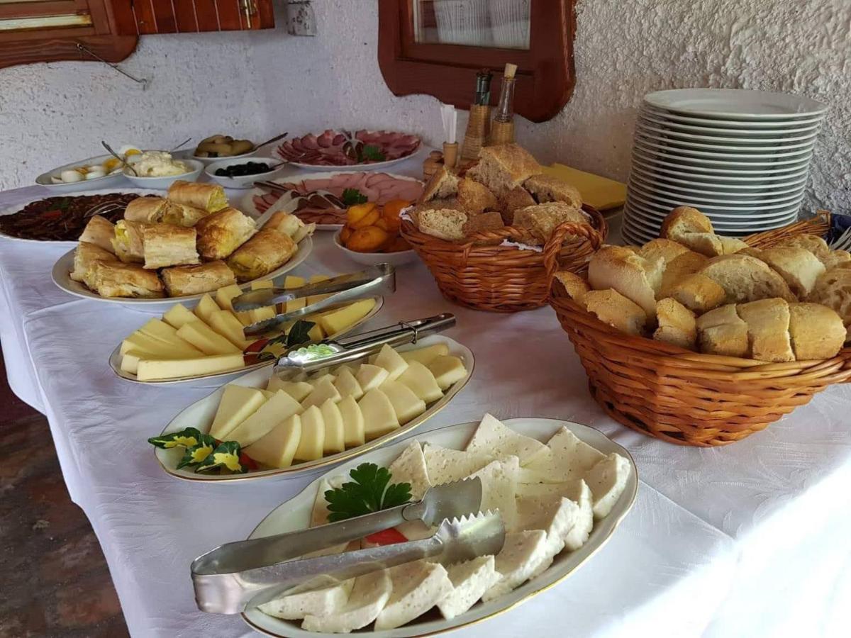 Salas Isailovi Sremska Mitrovica Exterior foto